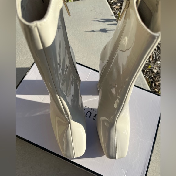 GUESS Womens Ivory 1-1/2" Platform Logo Byra Square Toe Block Heel Booties - Picture 6 of 9